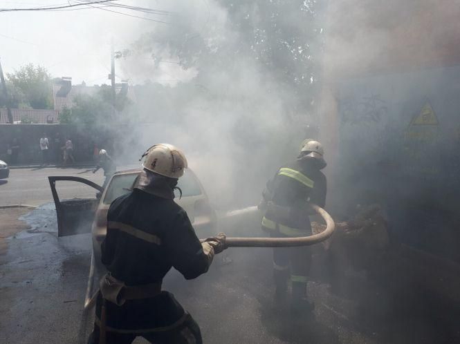 У Вінниці на Масиві п’ятеро пожежників гасили палаючий Volkswagen Golf, фото №1 на сайті 20minut.ua