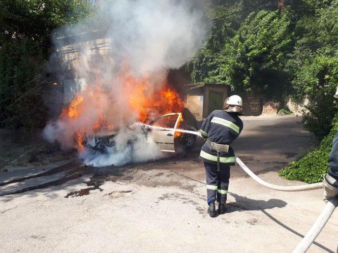 У Вінниці на Масиві п’ятеро пожежників гасили палаючий Volkswagen Golf, фото №3 на сайті 20minut.ua