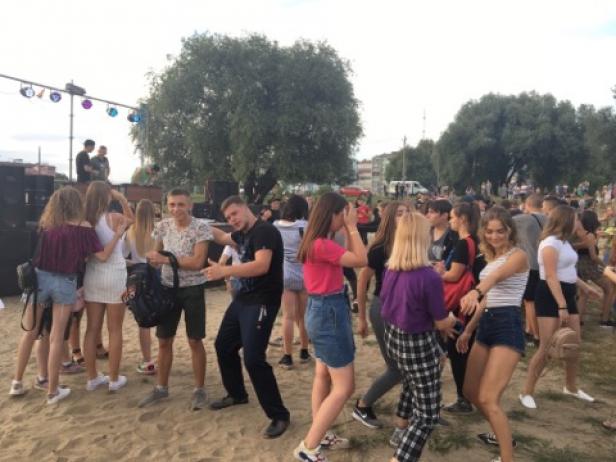 Новини Хмельницького - фото з Звабливі піджейки та гарячі танці: яким був "пляжний двіж" у Хмельницькому(ВІДЕО) Звабливі піджейки та гарячі танці: яким був "пляжний двіж" у Хмельницькому(ВІДЕО), фото №3 на сайті vsim.ua