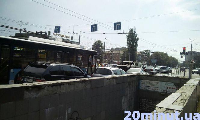 Новини Вінниці - фото з Дві ДТП біля ринку "Урожай": по вулиці Пирогова утворився затор (ФОТО) Дві ДТП біля ринку "Урожай": по вулиці Пирогова утворився затор (ФОТО), фото №2 на сайті 20minut.ua