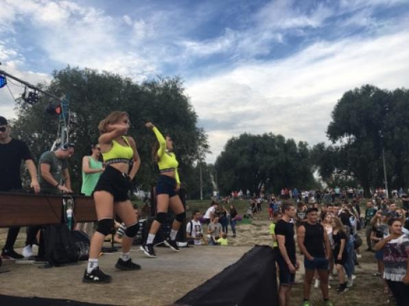 Новини Хмельницького - фото з Звабливі піджейки та гарячі танці: яким був "пляжний двіж" у Хмельницькому(ВІДЕО) Звабливі піджейки та гарячі танці: яким був "пляжний двіж" у Хмельницькому(ВІДЕО), фото №1 на сайті vsim.ua