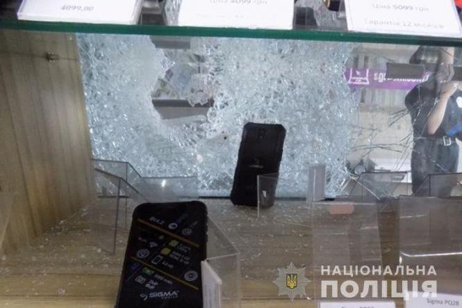 Грабував з перекуром: серед ночі у Тернополі чоловік "обчистив" магазин мобілок, фото №3 на сайті 20minut.ua