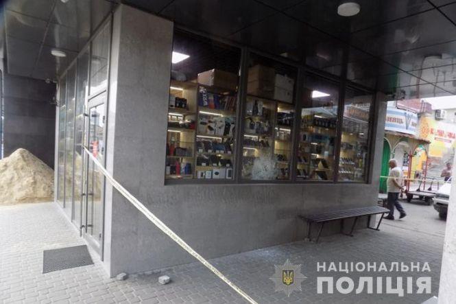 Грабував з перекуром: серед ночі у Тернополі чоловік "обчистив" магазин мобілок, фото №1 на сайті 20minut.ua