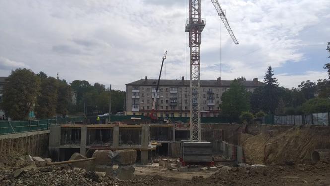 Новини Тернополя - фото з На Миру стріла будівельного крану знову висить над дорогою. Будівельники кажуть, що нічого не порушують На Миру стріла будівельного крану знову висить над дорогою. Будівельники кажуть, що нічого не порушують, фото №2 на сайті 20minut.ua
