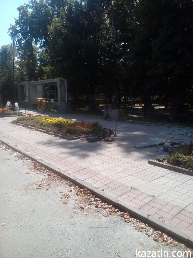 Фото дня:  дошка пошани — реконструкція чи демонтаж?, фото №4 на сайті 20minut.ua