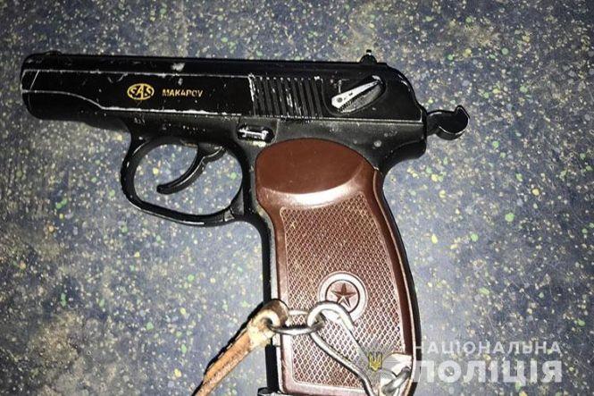 Новини Тернополя - фото з У Тернополі чоловік  погрожував пістолетом пасажирам тролейбуса (оновлене) У Тернополі чоловік  погрожував пістолетом пасажирам тролейбуса (оновлене), фото №2 на сайті 20minut.ua