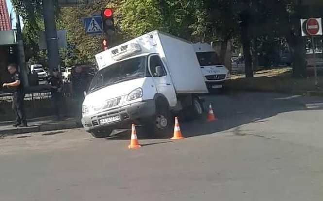 Новини Хмельницького - фото з На Шевченка вантажівка в’їхала колесом у дощовий колектор На Шевченка вантажівка в’їхала колесом у дощовий колектор, фото №1 на сайті vsim.ua