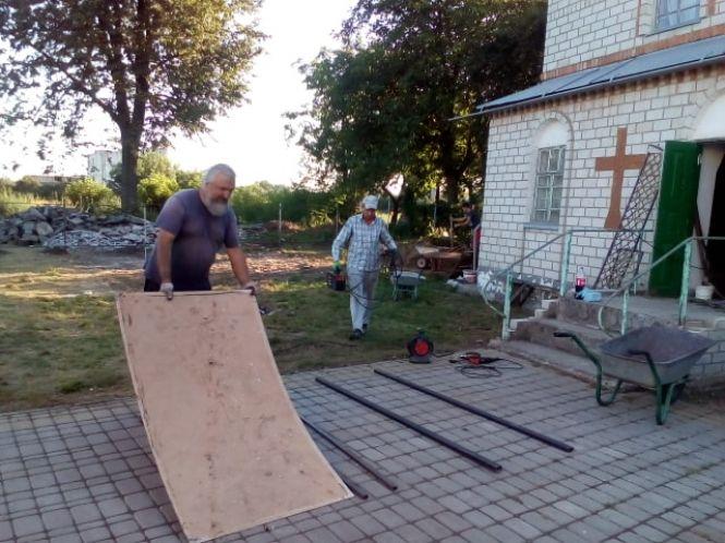 Новини Козятина - фото з Як оновлюють територію храму святого Луки в селі Козятин Як оновлюють територію храму святого Луки в селі Козятин, фото №2 на сайті 20minut.ua