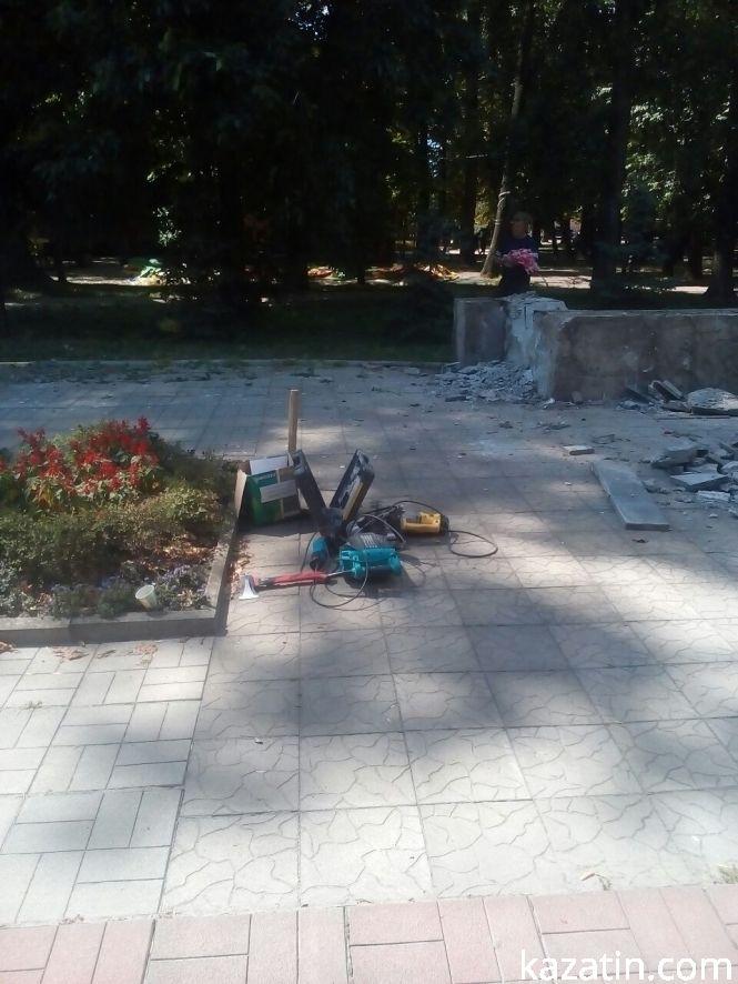 Фото дня:  дошка пошани — реконструкція чи демонтаж?, фото №3 на сайті 20minut.ua