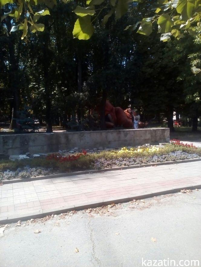 Фото дня:  дошка пошани — реконструкція чи демонтаж?, фото №5 на сайті 20minut.ua