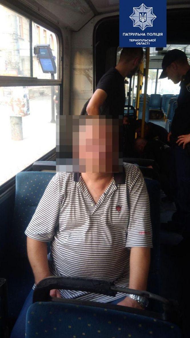 Новини Тернополя - фото з У Тернополі чоловік  погрожував пістолетом пасажирам тролейбуса (оновлене) У Тернополі чоловік  погрожував пістолетом пасажирам тролейбуса (оновлене), фото №1 на сайті 20minut.ua