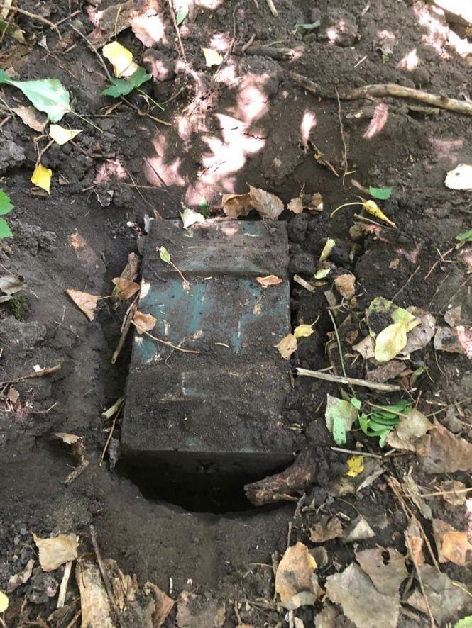 Новини Житомира - фото з У лісосмузі під Бердичевом виявили схрон з боєприпасами У лісосмузі під Бердичевом виявили схрон з боєприпасами, фото №1 на сайті 20minut.ua