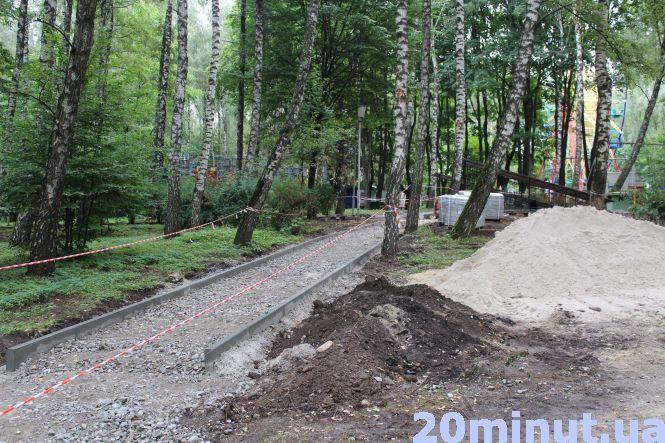 Новини Тернополя - фото з Біля туалету в парку Національного відродження покладуть бруківку Біля туалету в парку Національного відродження покладуть бруківку, фото №1 на сайті 20minut.ua