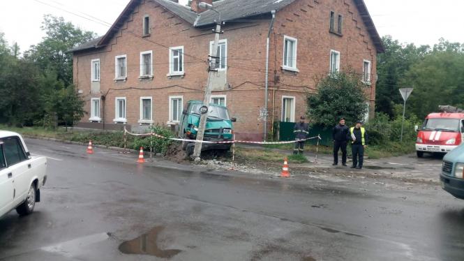 Новини Хмельницького - фото з На Курчатова водій заснув за кермом та в’їхав у стовп (ФОТО) На Курчатова водій заснув за кермом та в’їхав у стовп (ФОТО), фото №4 на сайті vsim.ua