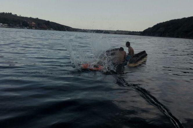 Новини Хмельницького - фото з На Хмельниччині врятували юнаків, які перевернулися на катамарані На Хмельниччині врятували юнаків, які перевернулися на катамарані, фото №1 на сайті vsim.ua