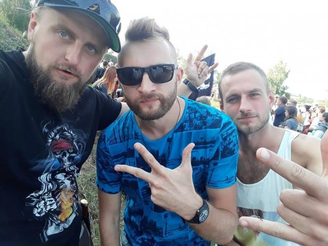 Новини Хмельницького - фото з “Сєрий заснув прямо під дверима”: відверті розповіді “Чумацького шляху” Ðа изобÑажении Ð¼Ð¾Ð¶ÐµÑ Ð½Ð°Ñ
одиÑÑÑÑ: 2 Ñеловека, боÑода и на ÑлиÑе