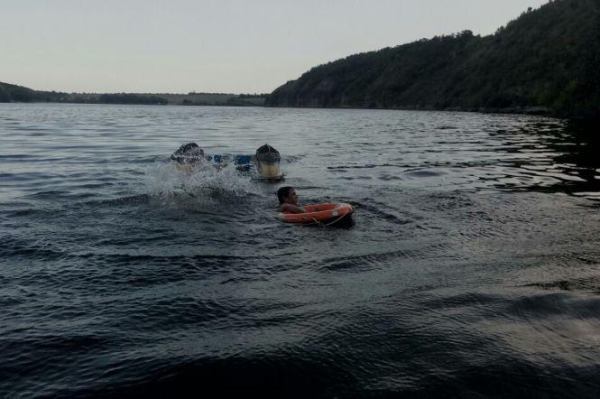 Новини Хмельницького - фото з На Хмельниччині врятували юнаків, які перевернулися на катамарані На Хмельниччині врятували юнаків, які перевернулися на катамарані, фото №2 на сайті vsim.ua