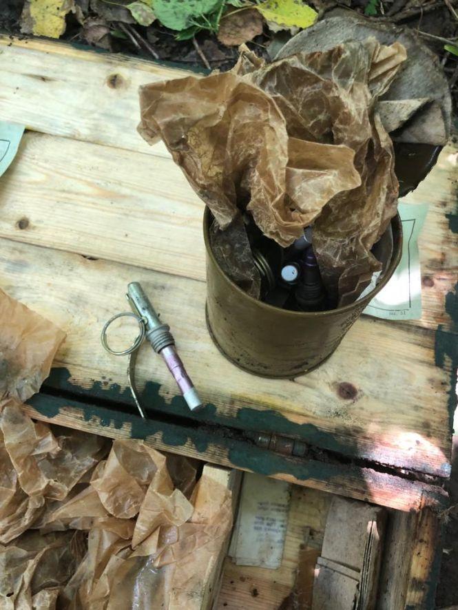 Новини Житомира - фото з У лісосмузі під Бердичевом виявили схрон з боєприпасами У лісосмузі під Бердичевом виявили схрон з боєприпасами, фото №2 на сайті 20minut.ua