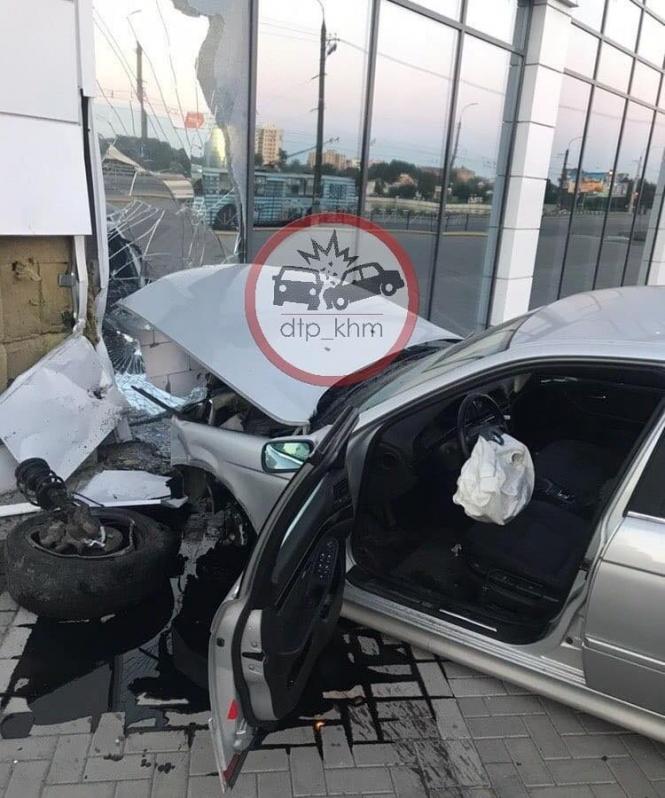 Новини Хмельницького - фото з П’яний водій протаранив будівлю біля “Оазиса” П’яний водій протаранив будівлю біля “Оазиса”, фото №6 на сайті vsim.ua