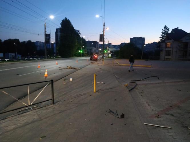 Новини Хмельницького - фото з П’яний водій протаранив будівлю біля “Оазиса” П’яний водій протаранив будівлю біля “Оазиса”, фото №1 на сайті vsim.ua