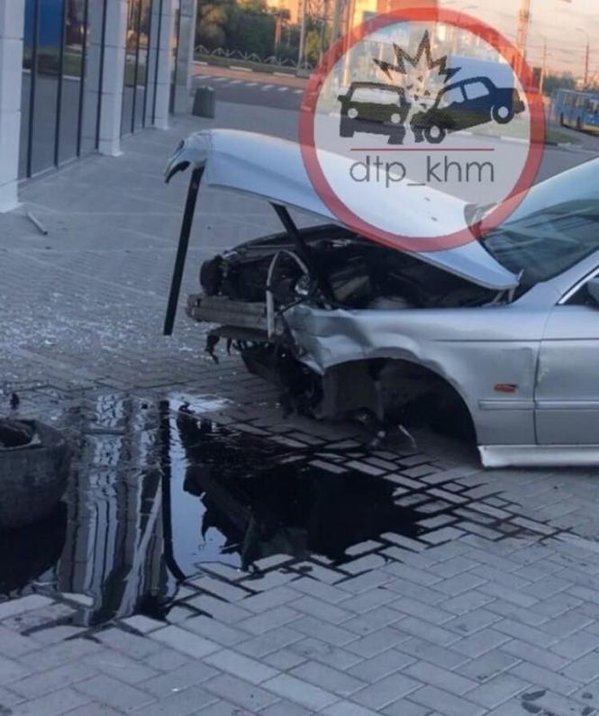Новини Хмельницького - фото з П’яний водій протаранив будівлю біля “Оазиса” П’яний водій протаранив будівлю біля “Оазиса”, фото №4 на сайті vsim.ua