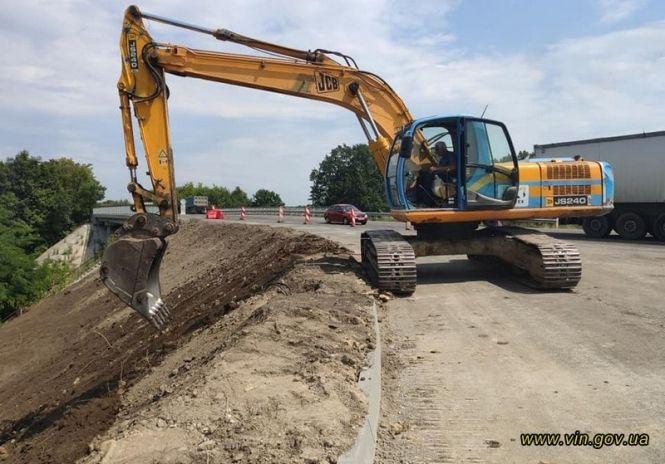 Новини Вінниці - фото з На виїзді з Вінниці в напрямку Немирова змінили схему руху. Там оновлюють дорогу На виїзді з Вінниці в напрямку Немирова змінили схему руху. Там оновлюють дорогу, фото №1 на сайті 20minut.ua