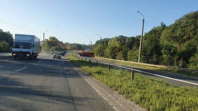Новини Тернополя - фото з Біля "Проліску", що на Микулинецькій, перекинувся сміттєвоз Біля "Проліску", що на Микулинецькій, перекинувся сміттєвоз, фото №1 на сайті 20minut.ua