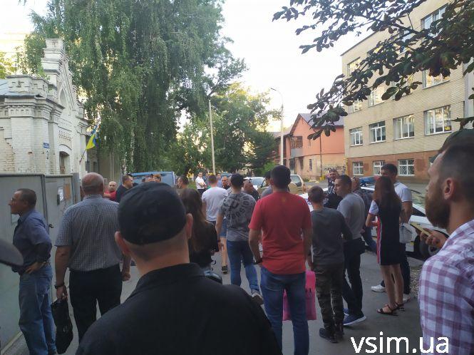 Активісти “Фенікса” облили сечею блогера, який побив атовця у Хмельницькому (ВІДЕО), фото №1 на сайті vsim.ua