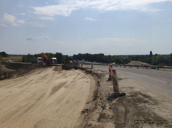 Новини Вінниці - фото з На виїзді з Вінниці в напрямку Немирова змінили схему руху. Там оновлюють дорогу На виїзді з Вінниці в напрямку Немирова змінили схему руху. Там оновлюють дорогу, фото №3 на сайті 20minut.ua