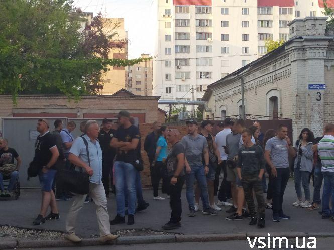 Активісти “Фенікса” облили сечею блогера, який побив атовця у Хмельницькому (ВІДЕО), фото №2 на сайті vsim.ua