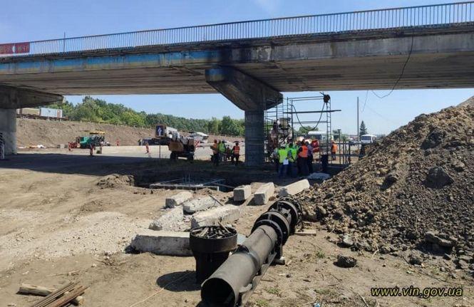 Новини Вінниці - фото з На виїзді з Вінниці в напрямку Немирова змінили схему руху. Там оновлюють дорогу На виїзді з Вінниці в напрямку Немирова змінили схему руху. Там оновлюють дорогу, фото №2 на сайті 20minut.ua