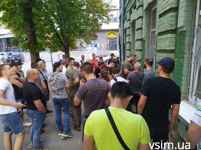 Скандальний блогер, який побив атовця у Хмельницькому, вже в суді. Що там відбувалося, фото №1 на сайті vsim.ua