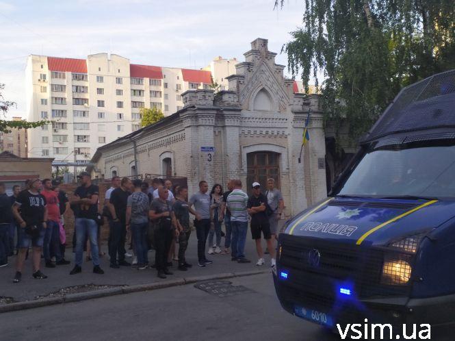 Активісти “Фенікса” облили сечею блогера, який побив атовця у Хмельницькому (ВІДЕО), фото №3 на сайті vsim.ua