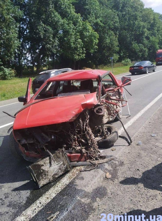Новини Тернополя - фото з Біля Озерної смертельна аварія. Зіткнулися легківка та вантажівка Біля Озерної смертельна аварія. Зіткнулися легківка та вантажівка, фото №2 на сайті 20minut.ua