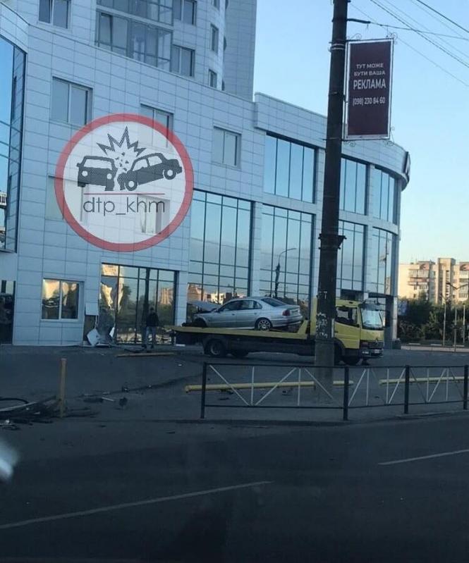 Новини Хмельницького - фото з П’яний водій протаранив будівлю біля “Оазиса” П’яний водій протаранив будівлю біля “Оазиса”, фото №2 на сайті vsim.ua