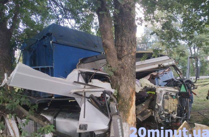 Новини Тернополя - фото з Біля Озерної смертельна аварія. Зіткнулися легківка та вантажівка Біля Озерної смертельна аварія. Зіткнулися легківка та вантажівка, фото №1 на сайті 20minut.ua