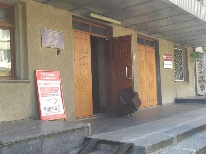 В центрі Хмельницького горів офіс. Людей спускали по драбині, фото №6 на сайті vsim.ua