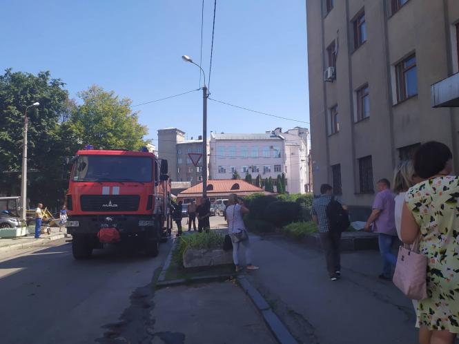 В центрі Хмельницького горів офіс. Людей спускали по драбині, фото №7 на сайті vsim.ua