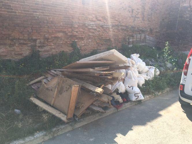 Новини Вінниці - фото з Сміття під Мурами: вінничанка викинула залишки після ремонту у центрі міста Сміття під Мурами: вінничанка викинула залишки після ремонту у центрі міста, фото №1 на сайті 20minut.ua