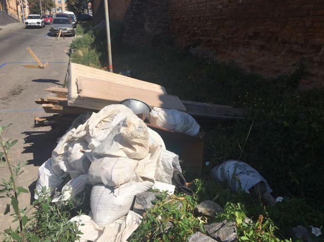 Новини Вінниці - фото з Сміття під Мурами: вінничанка викинула залишки після ремонту у центрі міста Сміття під Мурами: вінничанка викинула залишки після ремонту у центрі міста, фото №3 на сайті 20minut.ua