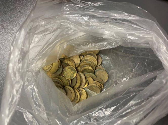 Новини Тернополя - фото з Тернополянин намагався вивезти через кордон 200 монет у черевиках Тернополянин намагався вивезти через кордон 200 монет у черевиках, фото №1 на сайті 20minut.ua