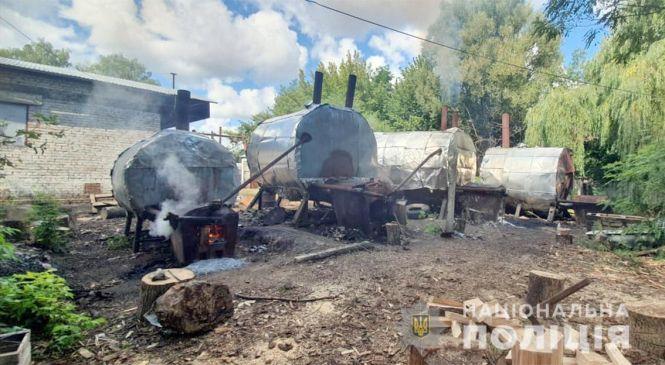 Забруднювали усе навколо. На Хмельниччині виявили підпільний цех із виготовлення вугілля, фото №3 на сайті vsim.ua