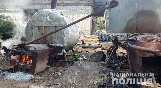 Забруднювали усе навколо. На Хмельниччині виявили підпільний цех із виготовлення вугілля, фото №1 на сайті vsim.ua