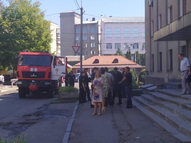 В центрі Хмельницького горів офіс. Людей спускали по драбині, фото №5 на сайті vsim.ua