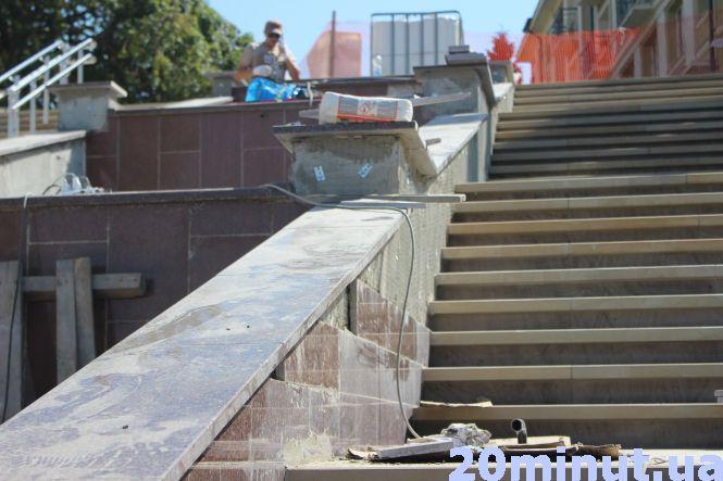 Новини Тернополя - фото з Із підсвіткою та з поручнями: як виглядатимуть сходи за три мільйони біля фонтану “Сльози Гронського” Із підсвіткою та з поручнями: як виглядатимуть сходи за три мільйони біля фонтану “Сльози Гронського”, фото №2 на сайті 20minut.ua