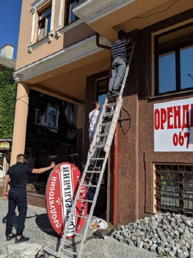На вул. В. Чорновола демонтували незаконно встановлені вивіски, фото №1 на сайті 20minut.ua