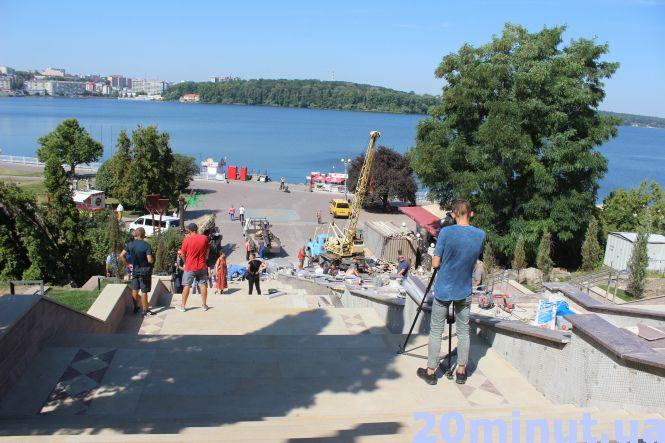 Новини Тернополя - фото з Із підсвіткою та з поручнями: як виглядатимуть сходи за три мільйони біля фонтану “Сльози Гронського” Із підсвіткою та з поручнями: як виглядатимуть сходи за три мільйони біля фонтану “Сльози Гронського”, фото №3 на сайті 20minut.ua