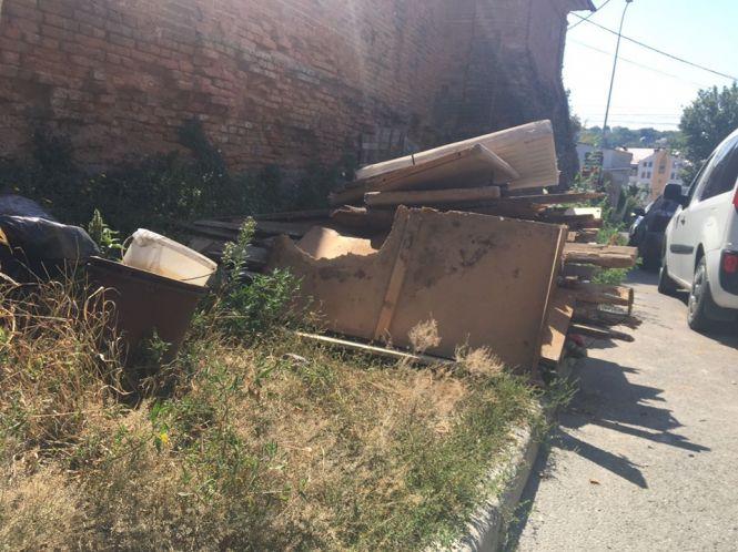Новини Вінниці - фото з Сміття під Мурами: вінничанка викинула залишки після ремонту у центрі міста Сміття під Мурами: вінничанка викинула залишки після ремонту у центрі міста, фото №2 на сайті 20minut.ua