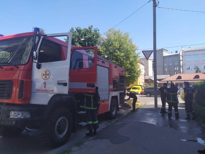 В центрі Хмельницького горів офіс. Людей спускали по драбині, фото №8 на сайті vsim.ua
