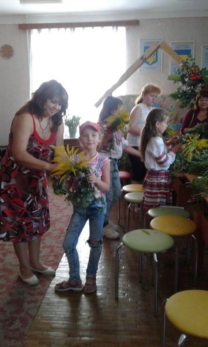 У бібліотеці плели українські вінки, фото №1 на сайті 20minut.ua